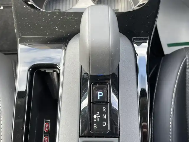 トヨタ プリウス Z 兵庫県 2023(令5)年 2.1万km プラチナホワイトパールマイカ 純正12.3インチナビ/モデリスタフルエアロ/アラウンドビューモニター/パノラマルーフ/ステアリングヒーター/レーダークルーズコントロール/革巻きステアリング/シートヒーター/エアーシート/ワイヤレス充電/トヨタチームメイト/シートメモリ/フルセグTV/純正フロアマット/純正19インチアルミホイール