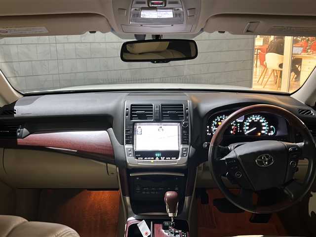 トヨタ クラウン マジェスタ Aタイプ 茨城県 2011(平23)年 7万km ホワイトパールクリスタルシャイン 純正ナビ/【フルセグTV/CD/DVD/HDD/ラジオ】/バック・サイドカメラ/クルーズコントロール/前席パワーシート/運転席シートメモリ/純正17インチAW/オートライト/フォグランプ/純正フロアマット/純正ドアバイザー/プッシュスタート/スマートキー/ウッドコンビステアリング