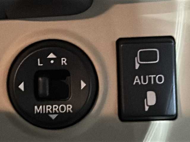 トヨタ クラウン マジェスタ Aタイプ 茨城県 2011(平23)年 7万km ホワイトパールクリスタルシャイン 純正ナビ/【フルセグTV/CD/DVD/HDD/ラジオ】/バック・サイドカメラ/クルーズコントロール/前席パワーシート/運転席シートメモリ/純正17インチAW/オートライト/フォグランプ/純正フロアマット/純正ドアバイザー/プッシュスタート/スマートキー/ウッドコンビステアリング