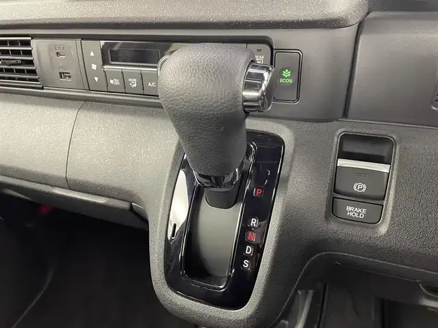 ホンダ Ｎ ＢＯＸ カスタム ターボ コーディネートS 千葉県 2023(令5)年 0.2万km プラチナホワイトパール 禁煙車/純正9インチナビ/・LXU-242NBi/・CD/DVD/BT/ACP/AA/フルセグ/Honda SENSING/・衝突軽減ブレーキ（CMBS）/・先行車発進お知らせ機能/・歩行者事故低減ステアリング/・路外逸脱抑制機能/・標識認識機能/・渋滞追従機能付アダプティブクルーズコントロール（ACC）/・車線維持支援システム（LKAS）/・誤発進抑制機能/・後方誤発進抑制機能/・近距離衝突軽減ブレーキ/・急アクセル抑制機能/・パーキングセンサーシステム/・オートハイビーム/両側パワースライドドア/前席シートヒーター/バックカメラ/コーナーセンサー/スマートキー/スペアキー/LEDヘッドライト/純正15インチアルミホイール/パドルシフト/電動パーキングブレーキ