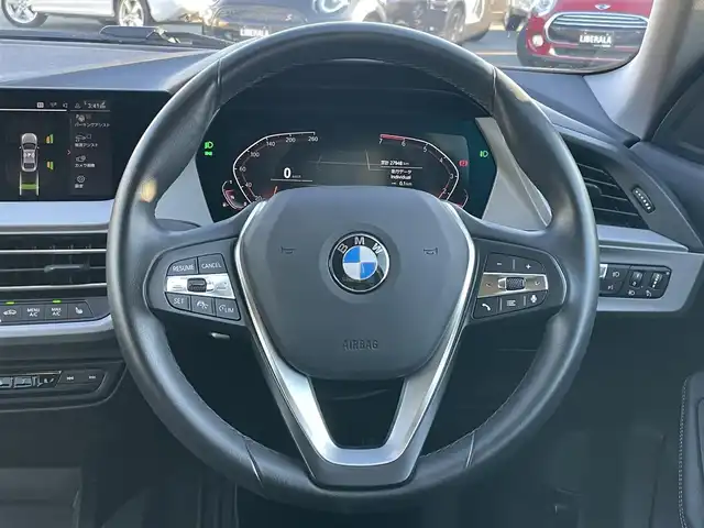 ＢＭＷ ２１８ｉ グランクーペ プレイ 静岡県 2020(令2)年 2.8万km ミネラルホワイト iDriveナビゲーション・パッケージ/・ BMWライブ・コックピット/（10.25インチ マルチ・ディスプレイ・メーター・パネル、/10.25インチ ワイド・コントロール・ディスプレイ/〔タッチ・パネル機能付〕、/HDDナビゲーション・システム〔VICS 3メディア対応〕）/・BMWインテリジェント・パーソナル・アシスタント/（AI音声会話システム）/・ITSスポット対応DSRC車載器（ルーム・ミラー内蔵、ETC機能付）/・BMWコネクテッド・ドライブ・プロフェッショナル/（USBナビ・アップデート〔3年間〕、Apple CarPlayプレパレーション/ライト・パッケージ：/・アンビエント・ライト/・リーディング・ライト/・ 照明付バニティ・ミラー/・ドア・ハンドル照明/・フロント・フットウェル・ライト/・LEDプロジェクション・ライト〔運転席〕/ワイヤレス・チャージング/マルチファンクション・スポーツ・レザー・ステアリング・ホイール/コンフォート・アクセス/LEDヘッドライト/電動フロント・シート（運転席メモリー付）/スポーツ・シート（運転席＆助手席）/フロントランバー・サポート/シートヒーター（フロント）