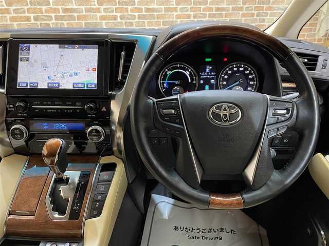 トヨタ アルファードハイブリット エグゼクティブ ラウンジ 岩手県 2016(平28)年 4.1万km ラグジュアリーホワイトパールクリスタルシャインガラスフレーク ワンオーナー/４WD/寒冷地仕様/ツインムーンルーフ/フリップダウンモニター/パノラミックビューモニター/JBLプレミアムサウンドシステム/本革シート/エグゼクティブラウンジシート（ロングスライドシート・電動リクライニング・オットマン・シートベンチレーション・シートヒーター・パーソナルテーブル・読書灯）/レーダークルーズコントロール/プリクラッシュセーフティ/クリアランスソナー/オートブレーキホールド/オートマチックハイビーム/MTモード付きAT/AC100V1500Wアクセサリーコンセント/ロールサンシェード/パワーシート/ステアリングヒーター/MTモード付きAT/純正ナビ/（CD/DVD/Blu-rayDisc/フルセグ/SD/AUX/USB/Bluetooth）/ETC2.0/ドライブレコーダー/LEDヘッドランプ/フロント・リヤフォグランプ/純正17インチアルミホイール