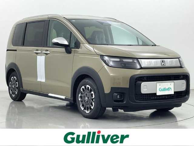 ホンダ フリード クロスター 熊本県 2025(令7)年 0.1万km未満 ベージュ 登録済未使用車　/純正9インチナビLXM-242ZFNI（ＡｐｐｌＣａｒＰｌａｙ・ＡｎｄｒｏｉｄＡｕｔｏ・ＢＴ・フルセグ・ＵＳＢ）/バックカメラ　/両側パワースライドドア　/前後クリアランスソナー　/ホンダセンシング/・急アクセル抑制機能/・アダブティブクルーズコントロール/・トラフィックジャムアシスト/・ブラインドスポットモニター/・衝突軽減ブレーキ/・先行車発進お知らせ/・路外逸脱抑制機能/・標識認識システム/・車線維持支援システム/・誤発進抑制機能/・オートハイビーム/横滑り防止/ハーフレザーシート/ルーフレール/電動パーキング/ブレーキホールド/純正１５インチAW/オートライト/LEDヘッドライト/フォグライト/スマートキー/プッシュスタート/スペアキー1本/保証書/取扱説明書