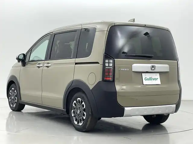 ホンダ フリード クロスター 熊本県 2025(令7)年 0.1万km未満 ベージュ 登録済未使用車　/純正9インチナビLXM-242ZFNI（ＡｐｐｌＣａｒＰｌａｙ・ＡｎｄｒｏｉｄＡｕｔｏ・ＢＴ・フルセグ・ＵＳＢ）/バックカメラ　/両側パワースライドドア　/前後クリアランスソナー　/ホンダセンシング/・急アクセル抑制機能/・アダブティブクルーズコントロール/・トラフィックジャムアシスト/・ブラインドスポットモニター/・衝突軽減ブレーキ/・先行車発進お知らせ/・路外逸脱抑制機能/・標識認識システム/・車線維持支援システム/・誤発進抑制機能/・オートハイビーム/横滑り防止/ハーフレザーシート/ルーフレール/電動パーキング/ブレーキホールド/純正１５インチAW/オートライト/LEDヘッドライト/フォグライト/スマートキー/プッシュスタート/スペアキー1本/保証書/取扱説明書