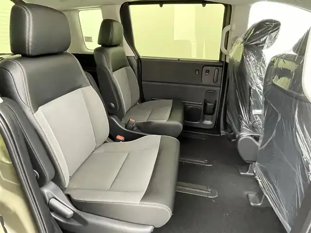 ホンダ フリード クロスター 熊本県 2025(令7)年 0.1万km未満 ベージュ 登録済未使用車　/純正9インチナビLXM-242ZFNI（ＡｐｐｌＣａｒＰｌａｙ・ＡｎｄｒｏｉｄＡｕｔｏ・ＢＴ・フルセグ・ＵＳＢ）/バックカメラ　/両側パワースライドドア　/前後クリアランスソナー　/ホンダセンシング/・急アクセル抑制機能/・アダブティブクルーズコントロール/・トラフィックジャムアシスト/・ブラインドスポットモニター/・衝突軽減ブレーキ/・先行車発進お知らせ/・路外逸脱抑制機能/・標識認識システム/・車線維持支援システム/・誤発進抑制機能/・オートハイビーム/横滑り防止/ハーフレザーシート/ルーフレール/電動パーキング/ブレーキホールド/純正１５インチAW/オートライト/LEDヘッドライト/フォグライト/スマートキー/プッシュスタート/スペアキー1本/保証書/取扱説明書
