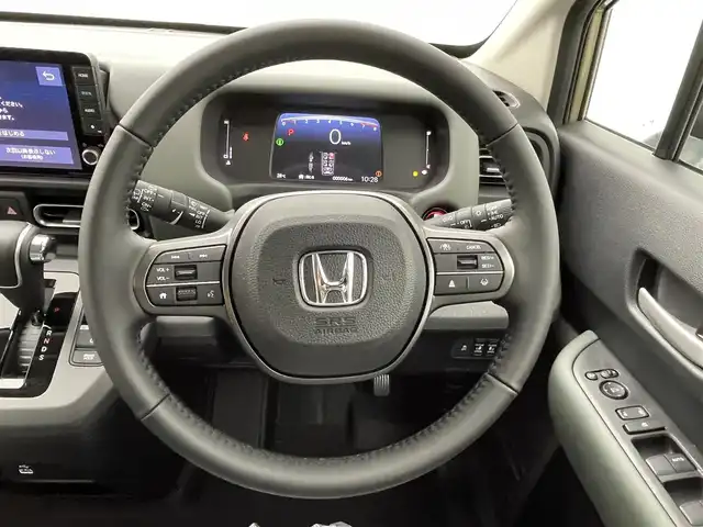 ホンダ フリード クロスター 熊本県 2025(令7)年 0.1万km未満 ベージュ 登録済未使用車　/純正9インチナビLXM-242ZFNI（ＡｐｐｌＣａｒＰｌａｙ・ＡｎｄｒｏｉｄＡｕｔｏ・ＢＴ・フルセグ・ＵＳＢ）/バックカメラ　/両側パワースライドドア　/前後クリアランスソナー　/ホンダセンシング/・急アクセル抑制機能/・アダブティブクルーズコントロール/・トラフィックジャムアシスト/・ブラインドスポットモニター/・衝突軽減ブレーキ/・先行車発進お知らせ/・路外逸脱抑制機能/・標識認識システム/・車線維持支援システム/・誤発進抑制機能/・オートハイビーム/横滑り防止/ハーフレザーシート/ルーフレール/電動パーキング/ブレーキホールド/純正１５インチAW/オートライト/LEDヘッドライト/フォグライト/スマートキー/プッシュスタート/スペアキー1本/保証書/取扱説明書
