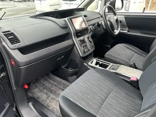 トヨタ ヴォクシー ZS 煌Ⅱ 道北・旭川 2012(平24)年 10.5万km ブラック (株)IDOMが運営する【じしゃロン旭川店】の自社ローン専用車両になります。こちらは現金またはオートローンご利用時の価格です。自社ローンご希望の方は別途その旨お申付け下さい/　/・社外ナビ(CD/DVD/BT/HDD/SD/フルセグ)/・ETC/・ドライブレコーダー/・バックカメラ/・ステアリングリモコン/・両側パワースライドドア/・フリップダウン/・純正AWサマータイヤ積込 205/60R16/・取扱説明書