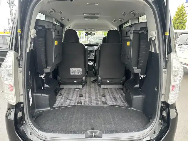 トヨタ ヴォクシー ZS 煌Ⅱ 道北・旭川 2012(平24)年 10.5万km ブラック (株)IDOMが運営する【じしゃロン旭川店】の自社ローン専用車両になります。こちらは現金またはオートローンご利用時の価格です。自社ローンご希望の方は別途その旨お申付け下さい/　/・社外ナビ(CD/DVD/BT/HDD/SD/フルセグ)/・ETC/・ドライブレコーダー/・バックカメラ/・ステアリングリモコン/・両側パワースライドドア/・フリップダウン/・純正AWサマータイヤ積込 205/60R16/・取扱説明書
