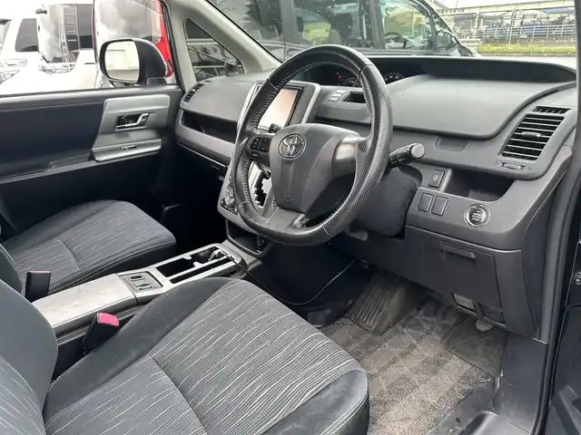 トヨタ ヴォクシー ZS 煌Ⅱ 道北・旭川 2012(平24)年 10.5万km ブラック (株)IDOMが運営する【じしゃロン旭川店】の自社ローン専用車両になります。こちらは現金またはオートローンご利用時の価格です。自社ローンご希望の方は別途その旨お申付け下さい/　/・社外ナビ(CD/DVD/BT/HDD/SD/フルセグ)/・ETC/・ドライブレコーダー/・バックカメラ/・ステアリングリモコン/・両側パワースライドドア/・フリップダウン/・純正AWサマータイヤ積込 205/60R16/・取扱説明書