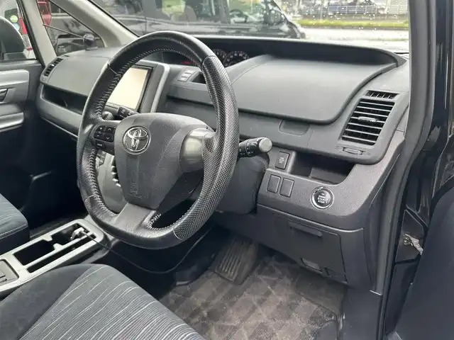 トヨタ ヴォクシー ZS 煌Ⅱ 道北・旭川 2012(平24)年 10.5万km ブラック (株)IDOMが運営する【じしゃロン旭川店】の自社ローン専用車両になります。こちらは現金またはオートローンご利用時の価格です。自社ローンご希望の方は別途その旨お申付け下さい/　/・社外ナビ(CD/DVD/BT/HDD/SD/フルセグ)/・ETC/・ドライブレコーダー/・バックカメラ/・ステアリングリモコン/・両側パワースライドドア/・フリップダウン/・純正AWサマータイヤ積込 205/60R16/・取扱説明書