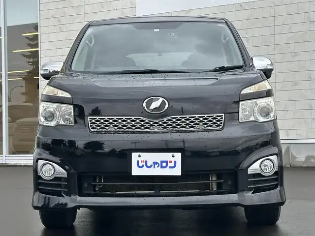 トヨタ ヴォクシー ZS 煌Ⅱ 道北・旭川 2012(平24)年 10.5万km ブラック (株)IDOMが運営する【じしゃロン旭川店】の自社ローン専用車両になります。こちらは現金またはオートローンご利用時の価格です。自社ローンご希望の方は別途その旨お申付け下さい/　/・社外ナビ(CD/DVD/BT/HDD/SD/フルセグ)/・ETC/・ドライブレコーダー/・バックカメラ/・ステアリングリモコン/・両側パワースライドドア/・フリップダウン/・純正AWサマータイヤ積込 205/60R16/・取扱説明書