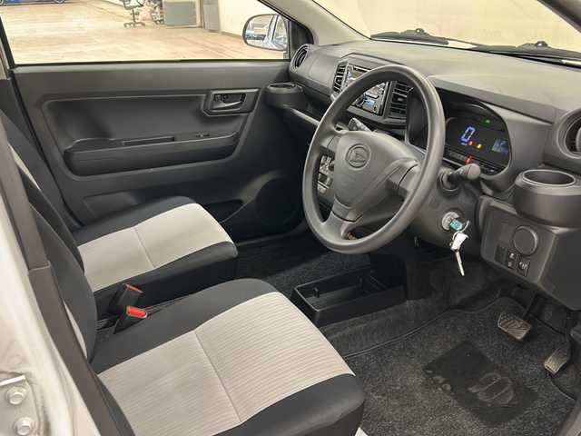 ダイハツ ミラ イース L 道央・札幌 2021(令3)年 2.8万km シャイニングホワイトパール /純正オーディオ(CD＆ラジオ＆AUX)//前方ドライブレコーダー//アイドリングストップ//オートライト//横滑り防止装置//冬タイヤ積込(社外14インチアルミホイール)//リモコンキー//スペアキー1本//4WD//ABS//パワーウィンドウ//パワーステアリング//ダブルエアバック//社外フロアマット