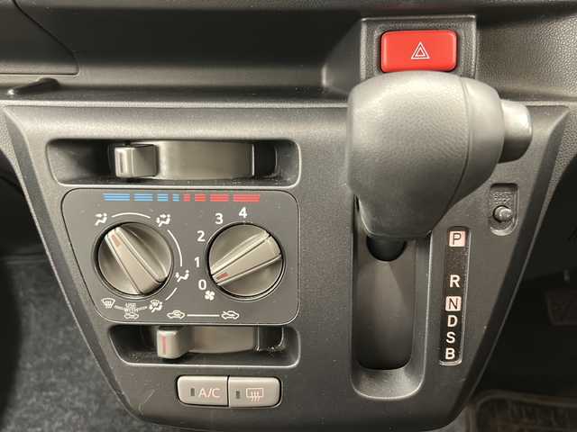 ダイハツ ミラ イース L 道央・札幌 2021(令3)年 2.8万km シャイニングホワイトパール /純正オーディオ(CD＆ラジオ＆AUX)//前方ドライブレコーダー//アイドリングストップ//オートライト//横滑り防止装置//冬タイヤ積込(社外14インチアルミホイール)//リモコンキー//スペアキー1本//4WD//ABS//パワーウィンドウ//パワーステアリング//ダブルエアバック//社外フロアマット