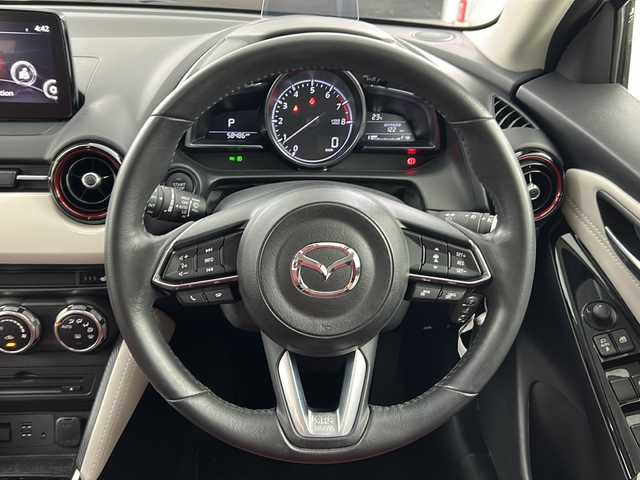 マツダ デミオ 13S ノーブルクリムゾン 愛知県 2017(平29)年 5.9万km スノーフレイクホワイトパールマイカ 純正8型メーカーオプションナビ【Bluetooth CD DVD USB AUX フルセグ】/全方位カメラ/ヘッドアップディスプレイ/ETC/i-active sense/・衝突軽減ブレーキ/・レーンキープアシスト/・レーダークルーズコントロール/横滑り防止装置/交通標識認識機能/ドライバーアテンションアラート/ブラインドスポットモニター/クリアランスソナー/前席シートヒーター/アダプティブLEDヘッドライト/オートマチックハイビーム/オートライト/フォグランプ/ステアリングリモコン/禁煙車