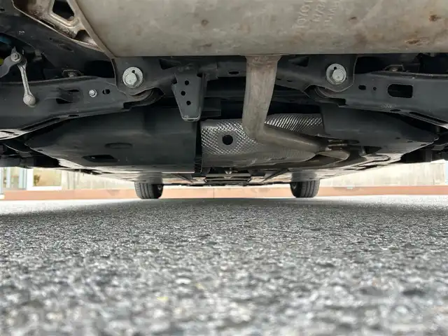 トヨタ プリウス S 滋賀県 2017(平29)年 11.6万km スーパーホワイトⅡ ガソリン（ハイブリッド）/2WD(FF)/CVT/７インチ純正ナビ【NSZT-W66T】/(FM/AM/CD/DVD/フルセグ/Bluetooth)/バックカメラ/ETC/ブレーキアシスト	/電動格納ミラー/ステアリングスイッチ/オートライト/LEDヘッドライト/フルオートエアコン/プッシュスタート/スマートキー/スペアキー/純正フロアマット/ドアバイザー/トノカバー