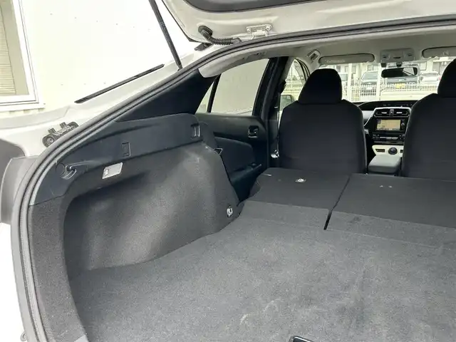 トヨタ プリウス S 滋賀県 2017(平29)年 11.6万km スーパーホワイトⅡ ガソリン（ハイブリッド）/2WD(FF)/CVT/７インチ純正ナビ【NSZT-W66T】/(FM/AM/CD/DVD/フルセグ/Bluetooth)/バックカメラ/ETC/ブレーキアシスト	/電動格納ミラー/ステアリングスイッチ/オートライト/LEDヘッドライト/フルオートエアコン/プッシュスタート/スマートキー/スペアキー/純正フロアマット/ドアバイザー/トノカバー