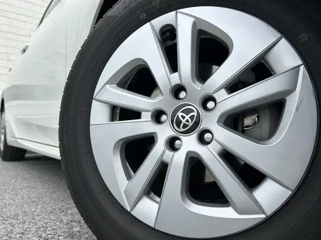 トヨタ プリウス S 滋賀県 2017(平29)年 11.6万km スーパーホワイトⅡ ガソリン（ハイブリッド）/2WD(FF)/CVT/７インチ純正ナビ【NSZT-W66T】/(FM/AM/CD/DVD/フルセグ/Bluetooth)/バックカメラ/ETC/ブレーキアシスト	/電動格納ミラー/ステアリングスイッチ/オートライト/LEDヘッドライト/フルオートエアコン/プッシュスタート/スマートキー/スペアキー/純正フロアマット/ドアバイザー/トノカバー