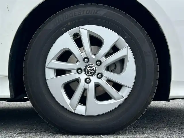 トヨタ プリウス S 滋賀県 2017(平29)年 11.6万km スーパーホワイトⅡ ガソリン（ハイブリッド）/2WD(FF)/CVT/７インチ純正ナビ【NSZT-W66T】/(FM/AM/CD/DVD/フルセグ/Bluetooth)/バックカメラ/ETC/ブレーキアシスト	/電動格納ミラー/ステアリングスイッチ/オートライト/LEDヘッドライト/フルオートエアコン/プッシュスタート/スマートキー/スペアキー/純正フロアマット/ドアバイザー/トノカバー