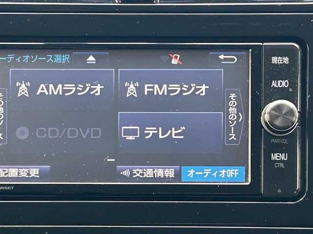 トヨタ プリウス S 滋賀県 2017(平29)年 11.6万km スーパーホワイトⅡ ガソリン（ハイブリッド）/2WD(FF)/CVT/７インチ純正ナビ【NSZT-W66T】/(FM/AM/CD/DVD/フルセグ/Bluetooth)/バックカメラ/ETC/ブレーキアシスト	/電動格納ミラー/ステアリングスイッチ/オートライト/LEDヘッドライト/フルオートエアコン/プッシュスタート/スマートキー/スペアキー/純正フロアマット/ドアバイザー/トノカバー