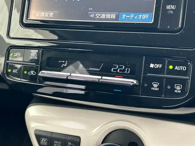 トヨタ プリウス S 滋賀県 2017(平29)年 11.6万km スーパーホワイトⅡ ガソリン（ハイブリッド）/2WD(FF)/CVT/７インチ純正ナビ【NSZT-W66T】/(FM/AM/CD/DVD/フルセグ/Bluetooth)/バックカメラ/ETC/ブレーキアシスト	/電動格納ミラー/ステアリングスイッチ/オートライト/LEDヘッドライト/フルオートエアコン/プッシュスタート/スマートキー/スペアキー/純正フロアマット/ドアバイザー/トノカバー