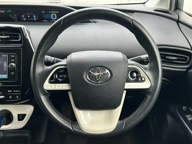 トヨタ プリウス S 滋賀県 2017(平29)年 11.6万km スーパーホワイトⅡ ガソリン（ハイブリッド）/2WD(FF)/CVT/７インチ純正ナビ【NSZT-W66T】/(FM/AM/CD/DVD/フルセグ/Bluetooth)/バックカメラ/ETC/ブレーキアシスト	/電動格納ミラー/ステアリングスイッチ/オートライト/LEDヘッドライト/フルオートエアコン/プッシュスタート/スマートキー/スペアキー/純正フロアマット/ドアバイザー/トノカバー