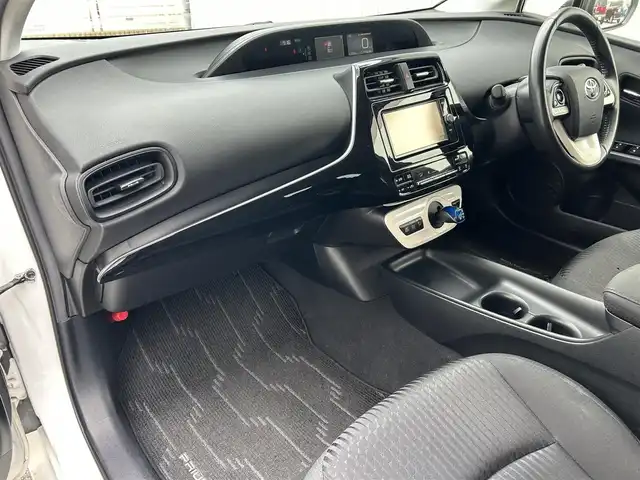 トヨタ プリウス S 滋賀県 2017(平29)年 11.6万km スーパーホワイトⅡ ガソリン（ハイブリッド）/2WD(FF)/CVT/７インチ純正ナビ【NSZT-W66T】/(FM/AM/CD/DVD/フルセグ/Bluetooth)/バックカメラ/ETC/ブレーキアシスト	/電動格納ミラー/ステアリングスイッチ/オートライト/LEDヘッドライト/フルオートエアコン/プッシュスタート/スマートキー/スペアキー/純正フロアマット/ドアバイザー/トノカバー