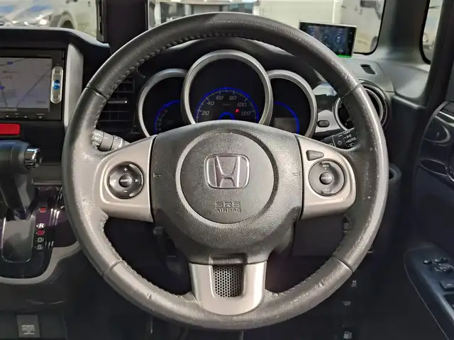 ホンダ Ｎ ＢＯＸ カスタム ターボ SSパッケージ 新潟県 2015(平27)年 7.2万km スマートブラック (株)IDOMが運営する【じしゃロン新潟店】の自社ローン専用車両になります。/こちらは現金またはオートローンご利用時の価格です。自社ローンご希望の方は別途その旨お申付け下さい/純正ナビ/FM/AM/CD/DVD視聴可能/ワンセグTV視聴可能(走行中視聴不可)/Bluetooth接続可能/バックカメラ/ETC/プッシュスタート/パドルシフト/両側パワースライドドア/シートカバー付き/前方のみドライブレコーダー(DRY-ST300)/純正フロアマット/電動格納ウィンカーミラー/横滑り防止装置/衝突被害軽減システム/スマートキー/スペアキー×１/取扱説明書