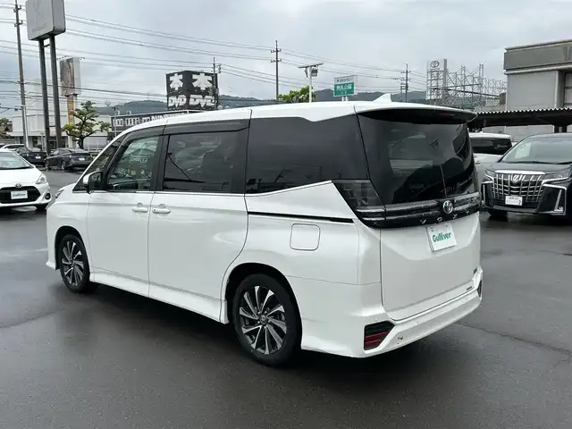 トヨタ ヴォクシー ハイブリッド S－Z 岡山県 2023(令5)年 4.5万km ホワイトパールクリスタルシャイン 車検R8年4月まで/登録時走行距離44558km/純正13.2インチ有機ELフリップダウンモニター/純正10.5インチナビ/フルセグTV/(AM.FM.TV.CD.DVD.USB.HDMI.BT)/両側パワースライドドア/シートヒーター/バックビューモニター/ETC2.0/レーダークルーズコントロール/衝突軽減ブレーキ/クリアランスソナー/100V充電/オートライト/オートマチックハイビーム/17インチ純正AW/横滑り防止装置/ワンオーナー