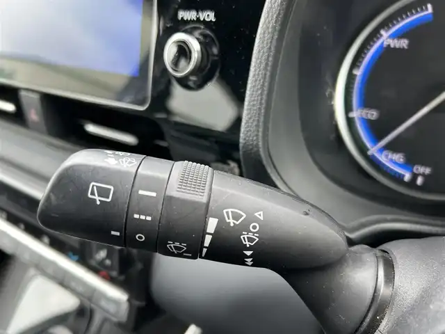 トヨタ ヴォクシー ハイブリッド S－Z 岡山県 2023(令5)年 4.5万km ホワイトパールクリスタルシャイン 車検R8年4月まで/登録時走行距離44558km/純正13.2インチ有機ELフリップダウンモニター/純正10.5インチナビ/フルセグTV/(AM.FM.TV.CD.DVD.USB.HDMI.BT)/両側パワースライドドア/シートヒーター/バックビューモニター/ETC2.0/レーダークルーズコントロール/衝突軽減ブレーキ/クリアランスソナー/100V充電/オートライト/オートマチックハイビーム/17インチ純正AW/横滑り防止装置/ワンオーナー