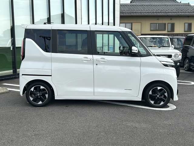 日産 ルークス ハイウェイスター X 岐阜県 2022(令4)年 2.6万km ホワイトパール 登録時走行距離25374km/社外7インチＳＤナビ　/両側電動ドア　/全方位カメラ　/コーナーセンサー後方　/ＬＥＤヘッドライト　/スマートキー　/スペアキー１本　/ドライブレコーダー前方　/純正14アルミホイール　/アイドリングストップ　/プッシュスタート　/ＥＴＣ/取扱説明書/パワーステアリング/パワーウィンドウ/エアコンAAC/Blue tooth接続/CDチェンジャー/SDミュージックサーバー/iPod/AUX接続/ベンチシート/フルフラットシート/社外フロアマット/ABS/横滑り防止装置/盗難防止装置/オートライト/エアバッグW＋サイド