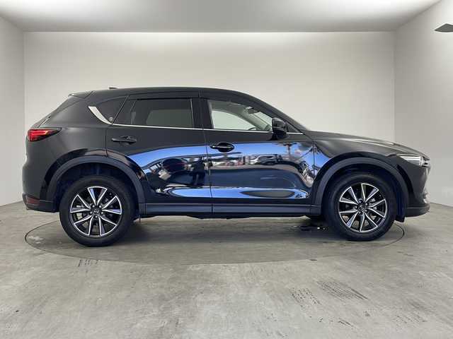 マツダ ＣＸ－５ XD プロアクティブ 兵庫県 2017(平29)年 1.6万km ジェットブラックマイカ ・電動スライドガラスサンルーフ（チルトアップ機構付）/・ＣＤ／ＤＶＤプレーヤー＋地上デジタルＴＶチューナー（フルセグ）/・純正ナビ＆フルセグ＆USB＆DVD/・バックカメラ/・サイドカメラ/・BSM/・i-ACTIVSENSE/・衝突被害軽減ブレーキ/・AT誤発進抑制制御/・BSM（ブラインド・スポット・モニタリング）/・RCTA（リア・クロス・トラフィック・アラート）/・オートハイビーム/・ステアリングヒーター/・シートヒーター/・白レザーシート/・前後コーナーセンサー/・ステアリングリモコン/・レーダークルーズコントロール/・全方位ドライブレコーダー/・純正フロアマット/・LEDライト/・フォグ/・純正19インチアルミホイール/・スマートキー/・スペアキー/・プッシュスタート/・パワーバックドア/・ステアリングヒーター/・ブレーキホールド
