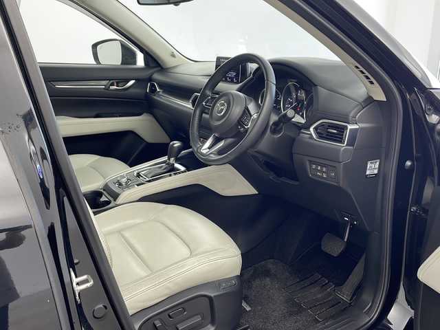 マツダ ＣＸ－５ XD プロアクティブ 兵庫県 2017(平29)年 1.6万km ジェットブラックマイカ ・電動スライドガラスサンルーフ（チルトアップ機構付）/・ＣＤ／ＤＶＤプレーヤー＋地上デジタルＴＶチューナー（フルセグ）/・純正ナビ＆フルセグ＆USB＆DVD/・バックカメラ/・サイドカメラ/・BSM/・i-ACTIVSENSE/・衝突被害軽減ブレーキ/・AT誤発進抑制制御/・BSM（ブラインド・スポット・モニタリング）/・RCTA（リア・クロス・トラフィック・アラート）/・オートハイビーム/・ステアリングヒーター/・シートヒーター/・白レザーシート/・前後コーナーセンサー/・ステアリングリモコン/・レーダークルーズコントロール/・全方位ドライブレコーダー/・純正フロアマット/・LEDライト/・フォグ/・純正19インチアルミホイール/・スマートキー/・スペアキー/・プッシュスタート/・パワーバックドア/・ステアリングヒーター/・ブレーキホールド