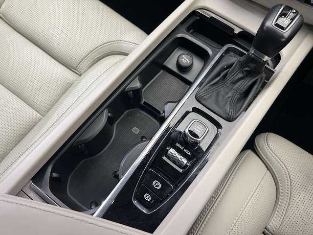 ボルボ ＸＣ６０ D4 AWD インスクリプション 千葉県 2018(平30)年 4.7万km デニムブルーメタリック パノラマＳＲ　/純正ナビ　/３６０°カメラ　/ＡＣＣ/ＢＳＭ　/レザーシート　/シートヒーター　/ベンチレーター　/パワーシート　/ＬＥＤヘッドライト　/ハイビームアシスト　/電動リアゲート　/パーキングアシスト