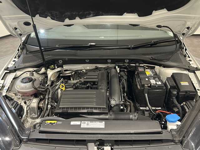 フォルクスワーゲン ゴルフ TSIハイライン 新潟県 2018(平30)年 3.4万km ピュアホワイト Volkswagenオールイン、セーフティ/・アダプティブクルーズコントロール/・レーンキープアシスト/・渋滞時追従支援システム/・スタティックコーナリングライト/・リアビューカメラ/・ブラインドスポットディテクション/・リアトラフィックアラート/・プリクラッシュブレーキシステム/LEDヘッドライト(オートハイトコントロール機能)/DiscoverProパッケージ/・SSDナビゲーション【CD/DVD/フルセグ/BT】/・ETC2.0/オートホールド/アクティブシリンダーマネジメント/スマートエントリー＆スタートシステム/インテリアアンビエントライト/Highline専用クロームパッケージ/マイクリフリースシート