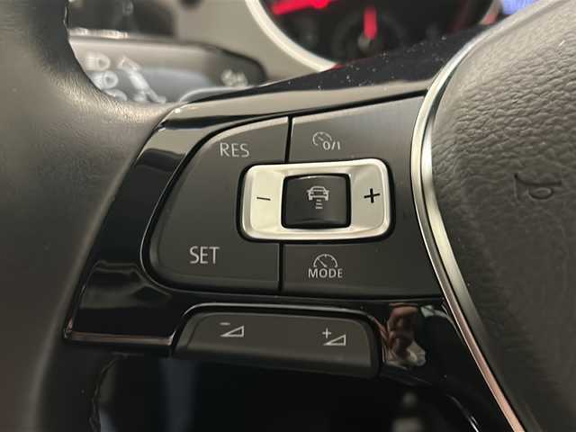 フォルクスワーゲン ゴルフ TSIハイライン 新潟県 2018(平30)年 3.4万km ピュアホワイト Volkswagenオールイン、セーフティ/・アダプティブクルーズコントロール/・レーンキープアシスト/・渋滞時追従支援システム/・スタティックコーナリングライト/・リアビューカメラ/・ブラインドスポットディテクション/・リアトラフィックアラート/・プリクラッシュブレーキシステム/LEDヘッドライト(オートハイトコントロール機能)/DiscoverProパッケージ/・SSDナビゲーション【CD/DVD/フルセグ/BT】/・ETC2.0/オートホールド/アクティブシリンダーマネジメント/スマートエントリー＆スタートシステム/インテリアアンビエントライト/Highline専用クロームパッケージ/マイクリフリースシート