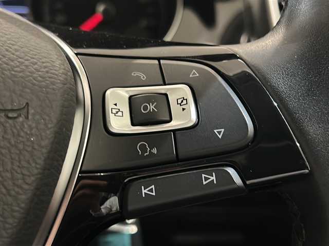 フォルクスワーゲン ゴルフ TSIハイライン 新潟県 2018(平30)年 3.4万km ピュアホワイト Volkswagenオールイン、セーフティ/・アダプティブクルーズコントロール/・レーンキープアシスト/・渋滞時追従支援システム/・スタティックコーナリングライト/・リアビューカメラ/・ブラインドスポットディテクション/・リアトラフィックアラート/・プリクラッシュブレーキシステム/LEDヘッドライト(オートハイトコントロール機能)/DiscoverProパッケージ/・SSDナビゲーション【CD/DVD/フルセグ/BT】/・ETC2.0/オートホールド/アクティブシリンダーマネジメント/スマートエントリー＆スタートシステム/インテリアアンビエントライト/Highline専用クロームパッケージ/マイクリフリースシート