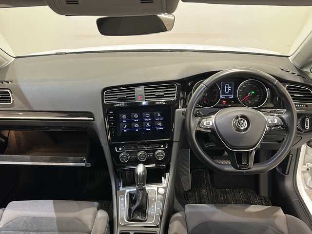 フォルクスワーゲン ゴルフ TSIハイライン 新潟県 2018(平30)年 3.4万km ピュアホワイト Volkswagenオールイン、セーフティ/・アダプティブクルーズコントロール/・レーンキープアシスト/・渋滞時追従支援システム/・スタティックコーナリングライト/・リアビューカメラ/・ブラインドスポットディテクション/・リアトラフィックアラート/・プリクラッシュブレーキシステム/LEDヘッドライト(オートハイトコントロール機能)/DiscoverProパッケージ/・SSDナビゲーション【CD/DVD/フルセグ/BT】/・ETC2.0/オートホールド/アクティブシリンダーマネジメント/スマートエントリー＆スタートシステム/インテリアアンビエントライト/Highline専用クロームパッケージ/マイクリフリースシート