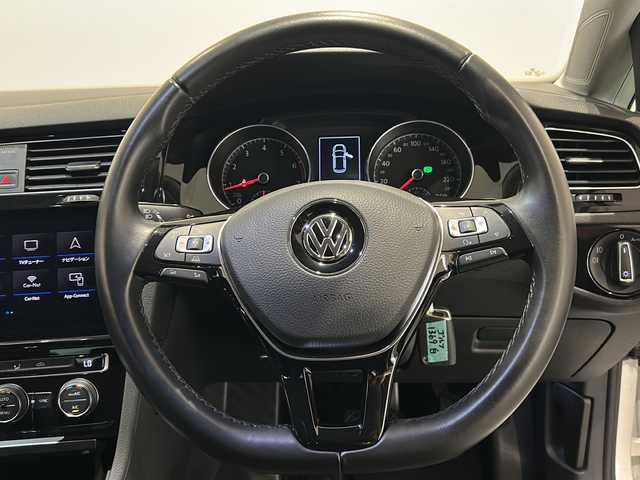 フォルクスワーゲン ゴルフ TSIハイライン 新潟県 2018(平30)年 3.4万km ピュアホワイト Volkswagenオールイン、セーフティ/・アダプティブクルーズコントロール/・レーンキープアシスト/・渋滞時追従支援システム/・スタティックコーナリングライト/・リアビューカメラ/・ブラインドスポットディテクション/・リアトラフィックアラート/・プリクラッシュブレーキシステム/LEDヘッドライト(オートハイトコントロール機能)/DiscoverProパッケージ/・SSDナビゲーション【CD/DVD/フルセグ/BT】/・ETC2.0/オートホールド/アクティブシリンダーマネジメント/スマートエントリー＆スタートシステム/インテリアアンビエントライト/Highline専用クロームパッケージ/マイクリフリースシート