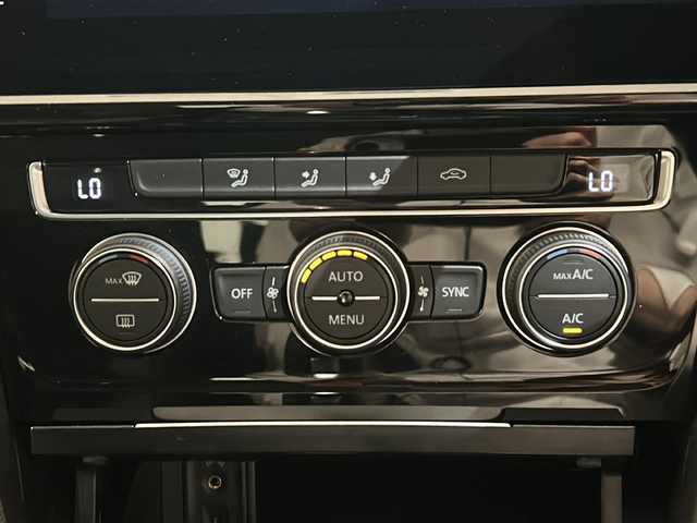 フォルクスワーゲン ゴルフ TSIハイライン 新潟県 2018(平30)年 3.4万km ピュアホワイト Volkswagenオールイン、セーフティ/・アダプティブクルーズコントロール/・レーンキープアシスト/・渋滞時追従支援システム/・スタティックコーナリングライト/・リアビューカメラ/・ブラインドスポットディテクション/・リアトラフィックアラート/・プリクラッシュブレーキシステム/LEDヘッドライト(オートハイトコントロール機能)/DiscoverProパッケージ/・SSDナビゲーション【CD/DVD/フルセグ/BT】/・ETC2.0/オートホールド/アクティブシリンダーマネジメント/スマートエントリー＆スタートシステム/インテリアアンビエントライト/Highline専用クロームパッケージ/マイクリフリースシート