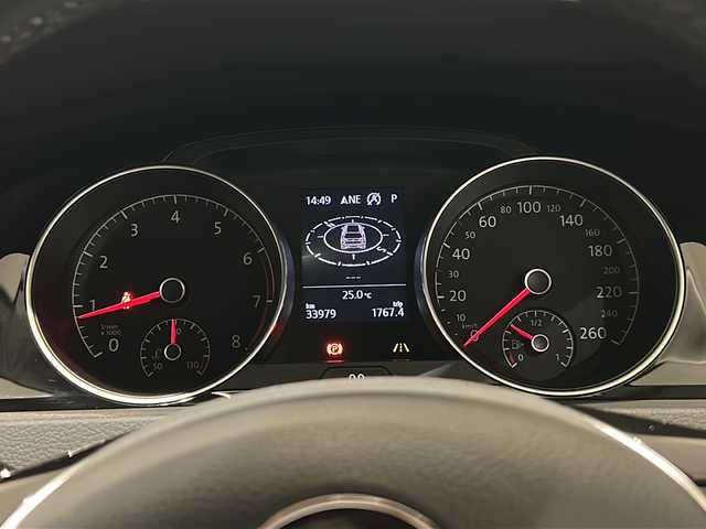 フォルクスワーゲン ゴルフ TSIハイライン 新潟県 2018(平30)年 3.4万km ピュアホワイト Volkswagenオールイン、セーフティ/・アダプティブクルーズコントロール/・レーンキープアシスト/・渋滞時追従支援システム/・スタティックコーナリングライト/・リアビューカメラ/・ブラインドスポットディテクション/・リアトラフィックアラート/・プリクラッシュブレーキシステム/LEDヘッドライト(オートハイトコントロール機能)/DiscoverProパッケージ/・SSDナビゲーション【CD/DVD/フルセグ/BT】/・ETC2.0/オートホールド/アクティブシリンダーマネジメント/スマートエントリー＆スタートシステム/インテリアアンビエントライト/Highline専用クロームパッケージ/マイクリフリースシート
