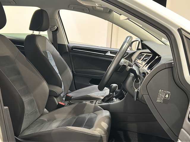 フォルクスワーゲン ゴルフ TSIハイライン 新潟県 2018(平30)年 3.4万km ピュアホワイト Volkswagenオールイン、セーフティ/・アダプティブクルーズコントロール/・レーンキープアシスト/・渋滞時追従支援システム/・スタティックコーナリングライト/・リアビューカメラ/・ブラインドスポットディテクション/・リアトラフィックアラート/・プリクラッシュブレーキシステム/LEDヘッドライト(オートハイトコントロール機能)/DiscoverProパッケージ/・SSDナビゲーション【CD/DVD/フルセグ/BT】/・ETC2.0/オートホールド/アクティブシリンダーマネジメント/スマートエントリー＆スタートシステム/インテリアアンビエントライト/Highline専用クロームパッケージ/マイクリフリースシート