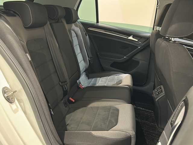 フォルクスワーゲン ゴルフ TSIハイライン 新潟県 2018(平30)年 3.4万km ピュアホワイト Volkswagenオールイン、セーフティ/・アダプティブクルーズコントロール/・レーンキープアシスト/・渋滞時追従支援システム/・スタティックコーナリングライト/・リアビューカメラ/・ブラインドスポットディテクション/・リアトラフィックアラート/・プリクラッシュブレーキシステム/LEDヘッドライト(オートハイトコントロール機能)/DiscoverProパッケージ/・SSDナビゲーション【CD/DVD/フルセグ/BT】/・ETC2.0/オートホールド/アクティブシリンダーマネジメント/スマートエントリー＆スタートシステム/インテリアアンビエントライト/Highline専用クロームパッケージ/マイクリフリースシート
