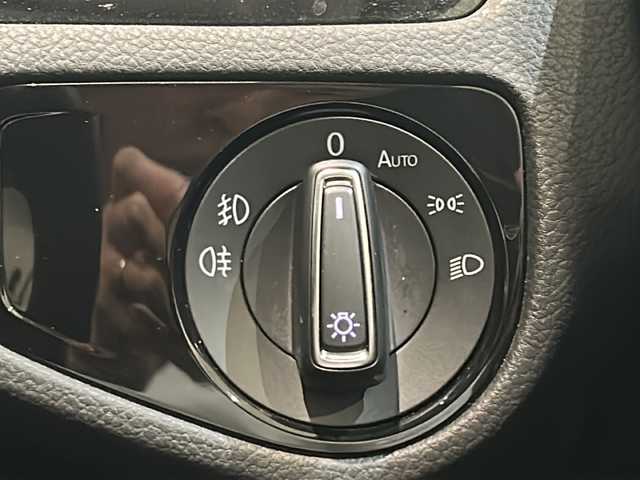 フォルクスワーゲン ゴルフ TSIハイライン 新潟県 2018(平30)年 3.4万km ピュアホワイト Volkswagenオールイン、セーフティ/・アダプティブクルーズコントロール/・レーンキープアシスト/・渋滞時追従支援システム/・スタティックコーナリングライト/・リアビューカメラ/・ブラインドスポットディテクション/・リアトラフィックアラート/・プリクラッシュブレーキシステム/LEDヘッドライト(オートハイトコントロール機能)/DiscoverProパッケージ/・SSDナビゲーション【CD/DVD/フルセグ/BT】/・ETC2.0/オートホールド/アクティブシリンダーマネジメント/スマートエントリー＆スタートシステム/インテリアアンビエントライト/Highline専用クロームパッケージ/マイクリフリースシート