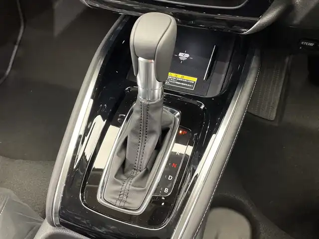 ホンダ ヴェゼル ハイブリッド e:HEV Z 栃木県 2025(令7)年 0.1千km プラチナホワイトパール 登録済未使用車/純正ナビ/(Bluetooth/フルセグTV/USB)/バックカメラ/ホンダセンシング/・衝突軽減ブレーキ/・誤発進抑制機能/・アダプティブクルーズコントロール/・車線維持支援システム/・路外逸脱抑制機能/・先行車発進お知らせ機能/・標識認識機能/・オートハイビーム/・トラフィックジャムアシスト/・アダプティブドライビングビーム/・ブラインドスポットインフォメーション/・後退出庫サポート/ビルトインETC2.0/ワイヤレス充電器/ハーフレザーシート/前席シートヒーター/パドルシフト/LEDヘッドライト/純正18インチAW/スマートキー/プッシュスタート