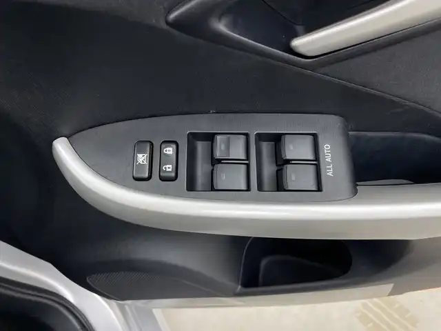 トヨタ プリウス L 鹿児島県 2013(平25)年 4.4万km シルバーM 社外ナビ /（AM/FM/ワンセグTV）/ETC/スマートキー /電格ミラー/ヘッドライトレベライザー/フロアマット/スペアキー/ウインカーミラー/ドアバイザー/オートライト