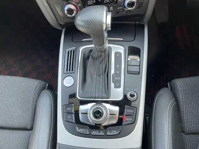 アウディ Ａ４ アバント 2．0 TFSI 神奈川県 2012(平24)年 4.9万km デイトナグレーパールエフェクト 純正ナビ(DVD/CD/AM/FM/BT/SD)/フルセグTV/バックカメラ/前席パワーシート/アイドリングストップ/横滑り防止装置/クリアランスソナー/前後フォグランプ/スマートキー/プッシュスタート/HIDヘッドライト/オートライト/オートワイパー/純正トノカバー/ビルトインETC/保証書/取扱説明書