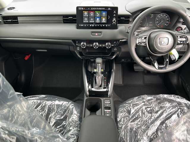 ホンダ ヴェゼル ハイブリッド e:HEV Z 岐阜県 2025(令7)年 0.1千km プラチナホワイトパール 登録時走行距離：3km/登録済み未使用車/Honda CONNECTディスプレー/バックモニター/フルセグテレビ/クルーズコントロール/ETC2.0車載器/ワイヤレス充電器/Honda SENSING/ブラインドスポットインフォメーション/アダプティブドライビングビーム(ADB)/後退出庫サポート/運転席助手席シートヒーター/ハンズフリーアクセスパワーテールゲート(予約クローズ機能付)/LEDシーケンシャルターンシグナルランプ/18インチアルミホイール/コンビシート（シートヒータ・エアシート）/ハーフレザーシート/本革巻きステアリングアイドリングストップ/保証書