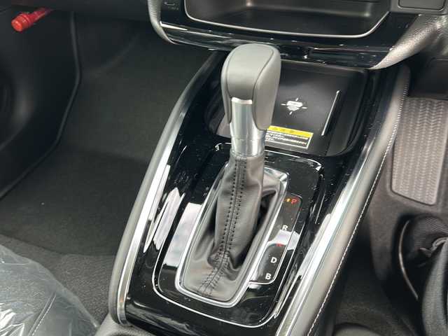 ホンダ ヴェゼル ハイブリッド e:HEV Z 岐阜県 2025(令7)年 0.1千km プラチナホワイトパール 登録時走行距離：3km/登録済み未使用車/Honda CONNECTディスプレー/バックモニター/フルセグテレビ/クルーズコントロール/ETC2.0車載器/ワイヤレス充電器/Honda SENSING/ブラインドスポットインフォメーション/アダプティブドライビングビーム(ADB)/後退出庫サポート/運転席助手席シートヒーター/ハンズフリーアクセスパワーテールゲート(予約クローズ機能付)/LEDシーケンシャルターンシグナルランプ/18インチアルミホイール/コンビシート（シートヒータ・エアシート）/ハーフレザーシート/本革巻きステアリングアイドリングストップ/保証書