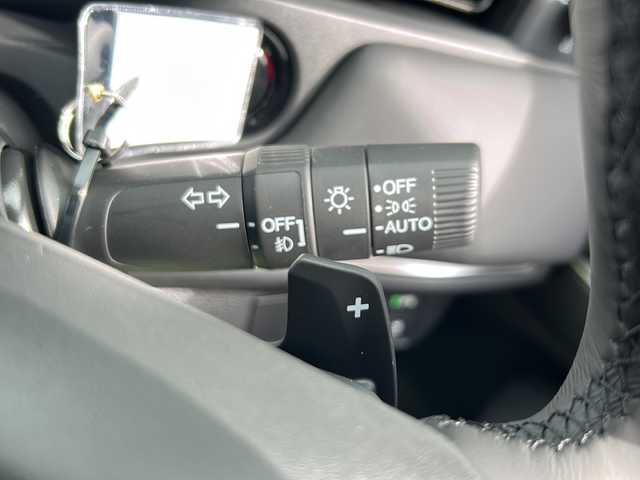 ホンダ ヴェゼル ハイブリッド e:HEV Z 岐阜県 2025(令7)年 0.1千km プラチナホワイトパール 登録時走行距離：3km/登録済み未使用車/Honda CONNECTディスプレー/バックモニター/フルセグテレビ/クルーズコントロール/ETC2.0車載器/ワイヤレス充電器/Honda SENSING/ブラインドスポットインフォメーション/アダプティブドライビングビーム(ADB)/後退出庫サポート/運転席助手席シートヒーター/ハンズフリーアクセスパワーテールゲート(予約クローズ機能付)/LEDシーケンシャルターンシグナルランプ/18インチアルミホイール/コンビシート（シートヒータ・エアシート）/ハーフレザーシート/本革巻きステアリングアイドリングストップ/保証書