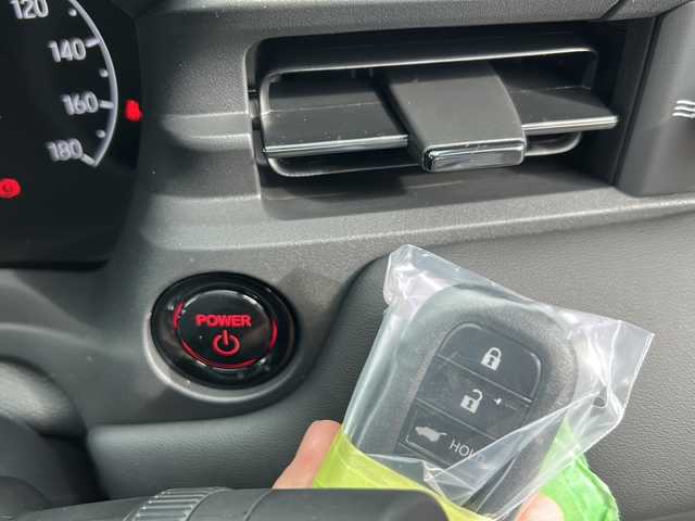 ホンダ ヴェゼル ハイブリッド e:HEV Z 岐阜県 2025(令7)年 0.1千km プラチナホワイトパール 登録時走行距離：3km/登録済み未使用車/Honda CONNECTディスプレー/バックモニター/フルセグテレビ/クルーズコントロール/ETC2.0車載器/ワイヤレス充電器/Honda SENSING/ブラインドスポットインフォメーション/アダプティブドライビングビーム(ADB)/後退出庫サポート/運転席助手席シートヒーター/ハンズフリーアクセスパワーテールゲート(予約クローズ機能付)/LEDシーケンシャルターンシグナルランプ/18インチアルミホイール/コンビシート（シートヒータ・エアシート）/ハーフレザーシート/本革巻きステアリングアイドリングストップ/保証書